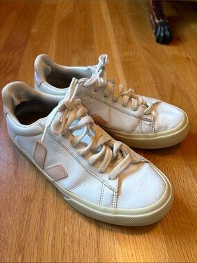USED Veja White Leather Low-Top Sneakers with Pale Pink V Accent 7